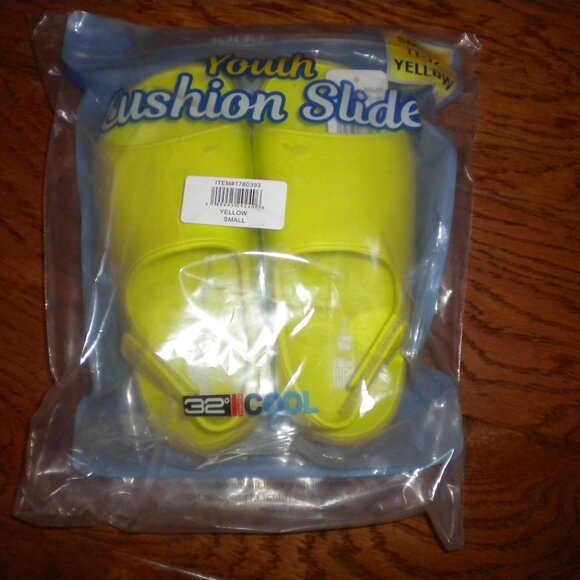 32 Degrees Youth Small 11/12 Yellow Cushion Strap Slide Sandal NWT - Picture 2 of 4